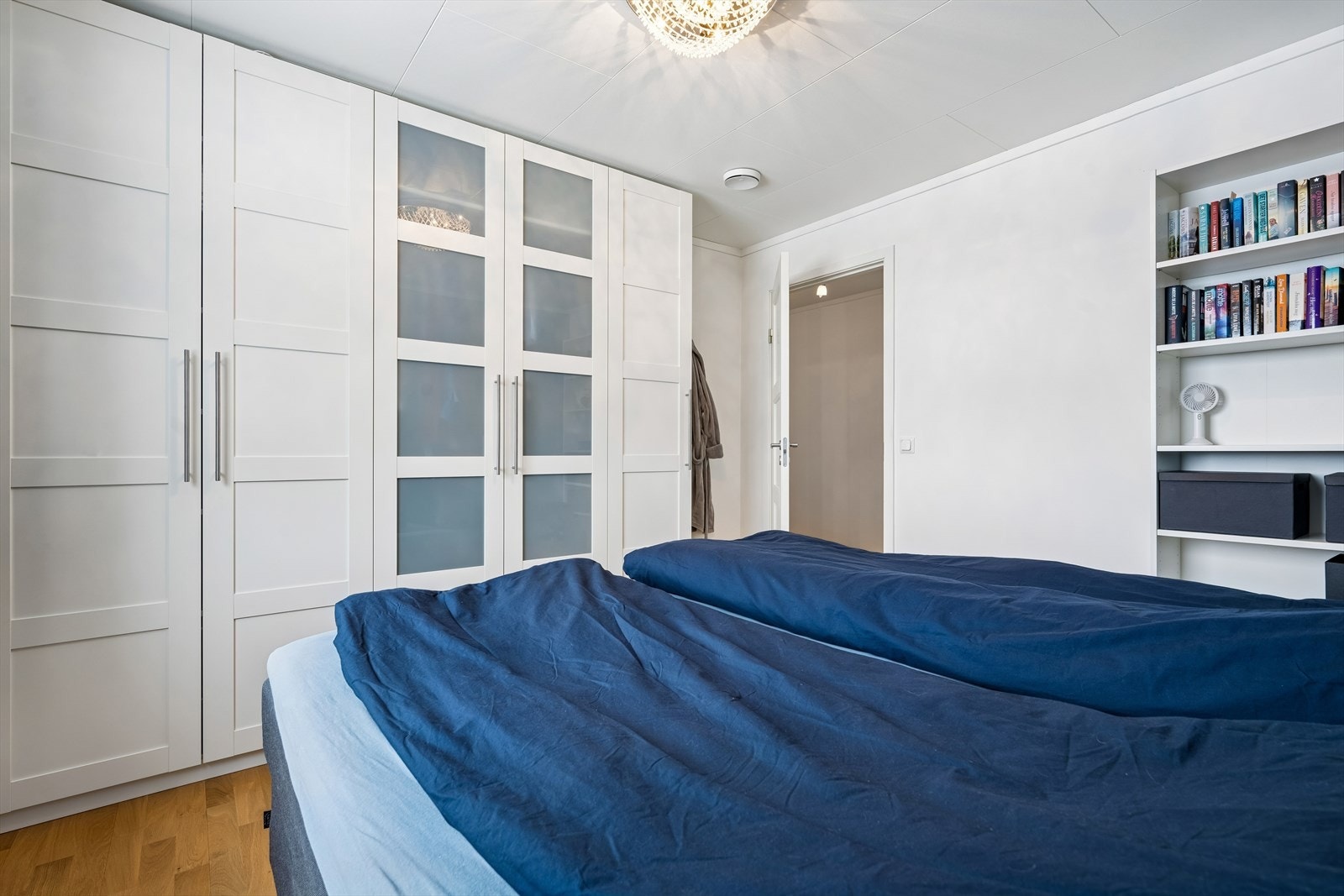 De innvendige dørene i boligen er i utførelse malt heltre. Galleribilde