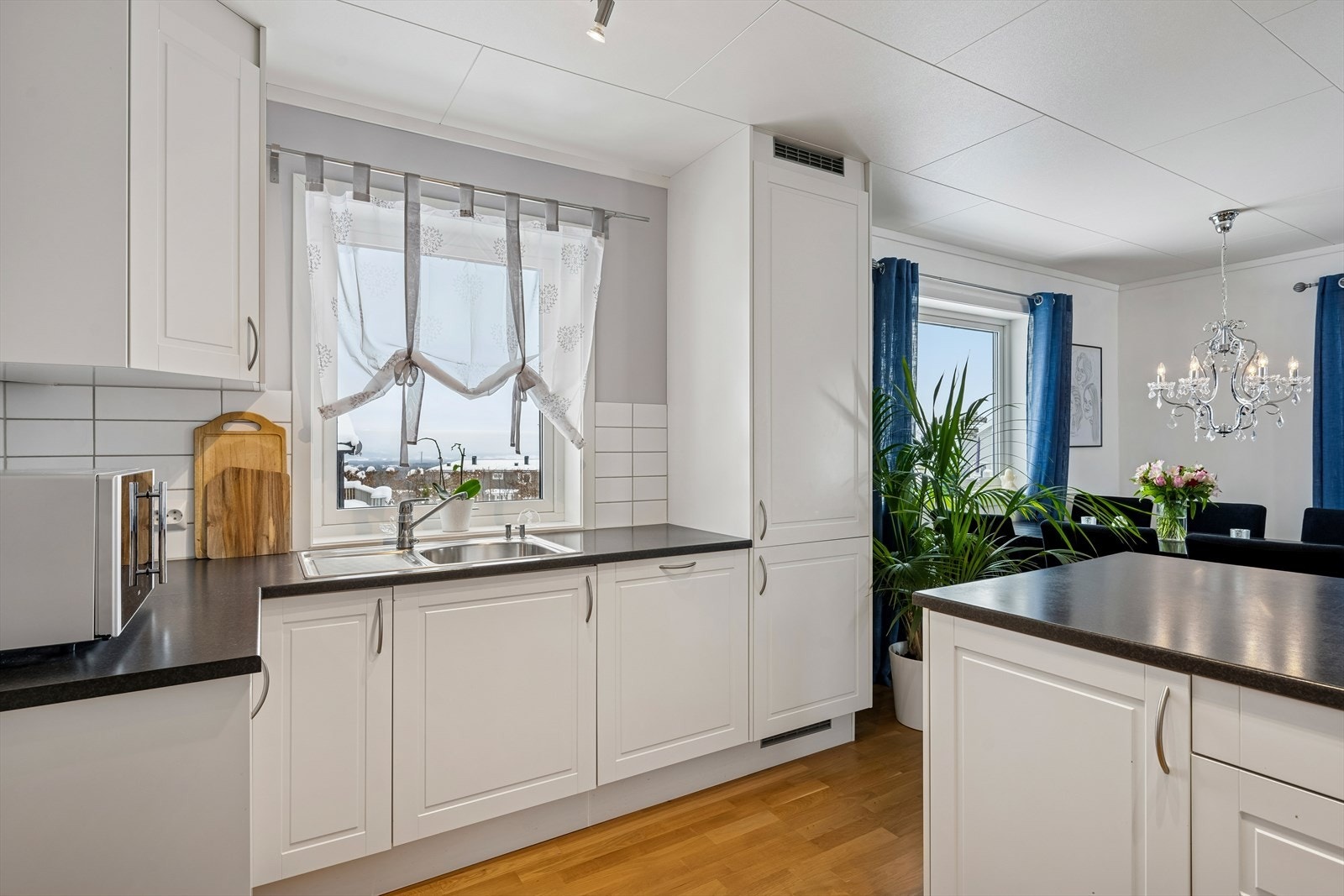 Godt med lagringsplass i over-, under- og høyskap. Galleribilde