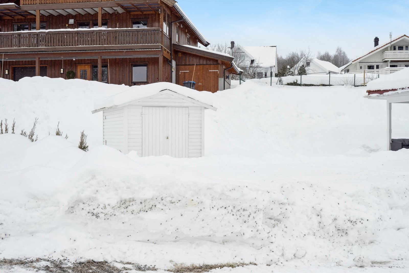 Uteboden gir god plass til oppbevaring av hageredskaper og utstyr. Galleribilde