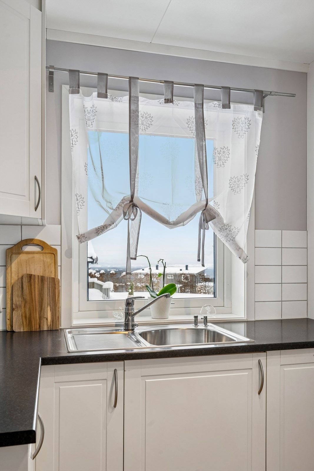 Kjøkkenet er utstyrt med en enkel kum med ett-greps blandebatteri. Galleribilde