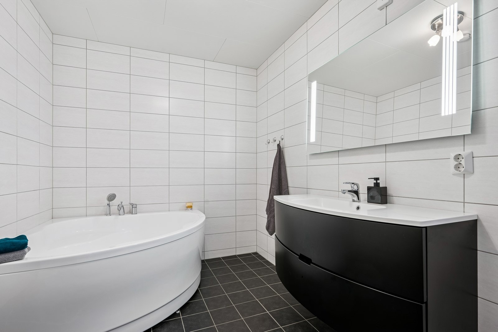 Flislagt bad med elektriske varmekabler i gulvet for økt komfort. Galleribilde