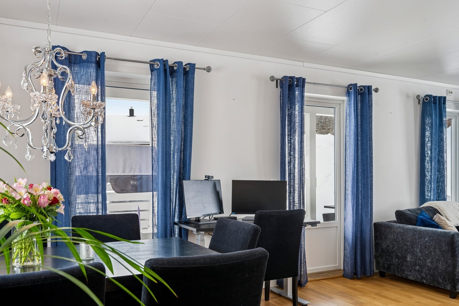 Den åpne løsningen gir fleksibilitet, med plass til en praktisk hjemmekontorløsning i stuen. Galleribilde