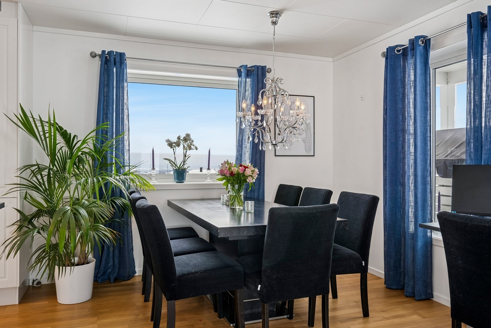 Spisestuen er plassert i tilknytning til kjøkkenet. Fra stuen er det utgang til den overbygde terrassen. Galleribilde