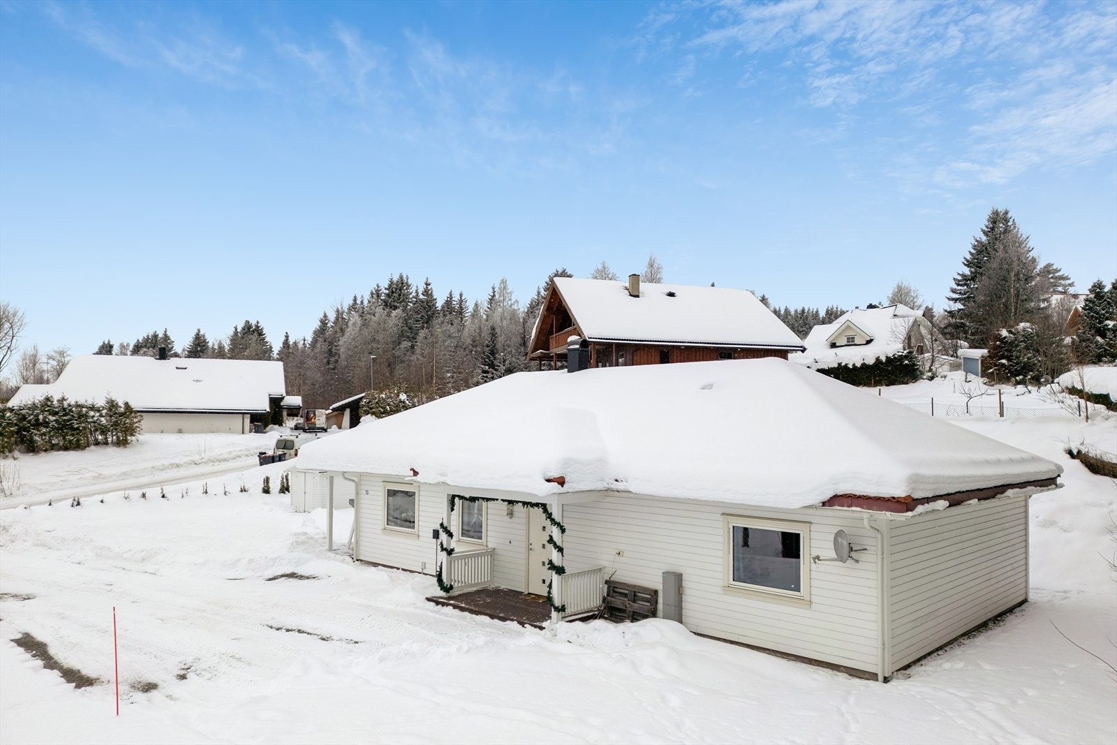 Utvendige fasader med bordkledning i en bindingsverkskonstruksjon fra byggeåret. Galleribilde