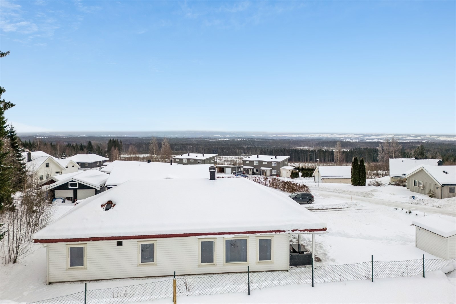 Tomten er opparbeidet med plen, og innkjøring samt gårdsplass er gruset med biloppstillingsplasser. Galleribilde