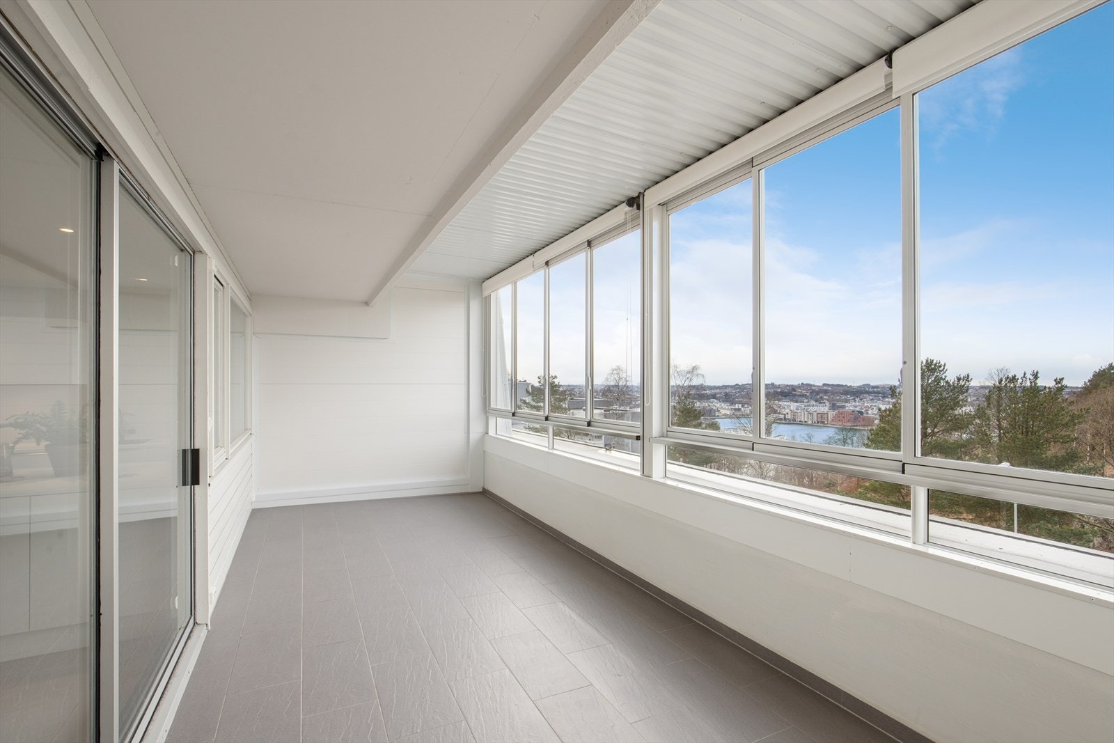 På den 19 kvm innglasset balkong har man som nevnt tidligere en lekker utsikt. Galleribilde