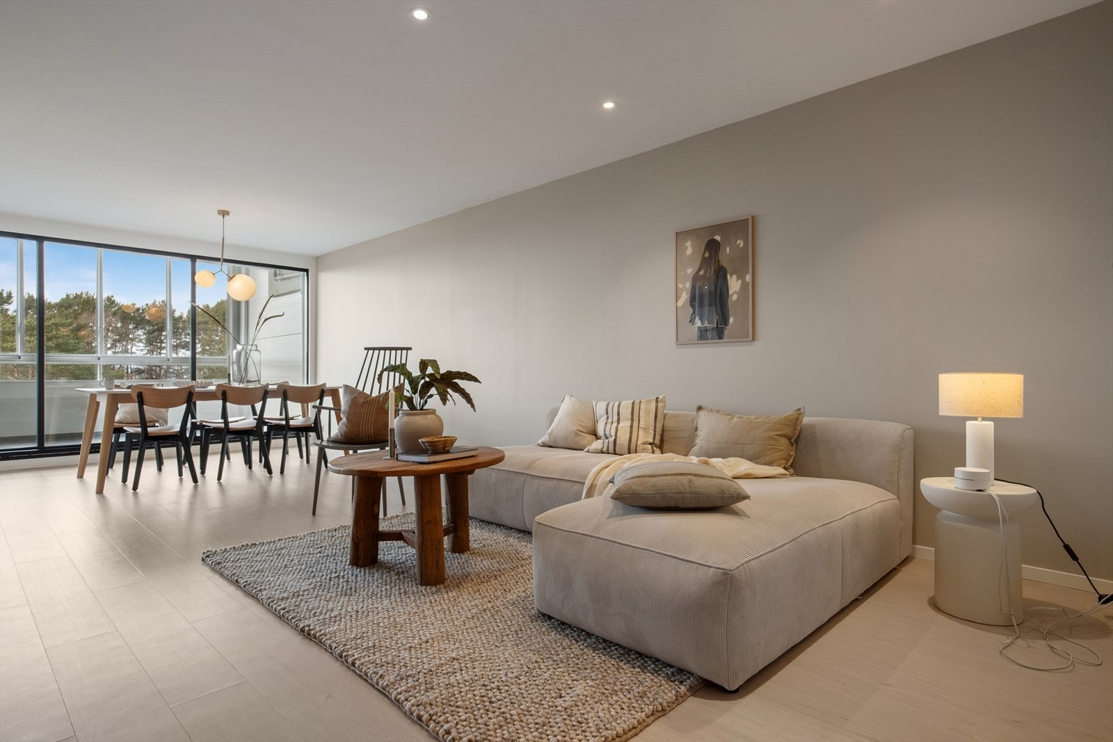 Med den praktiske planløsningen har man god plass til både sofa- og spisegruppe. Galleribilde