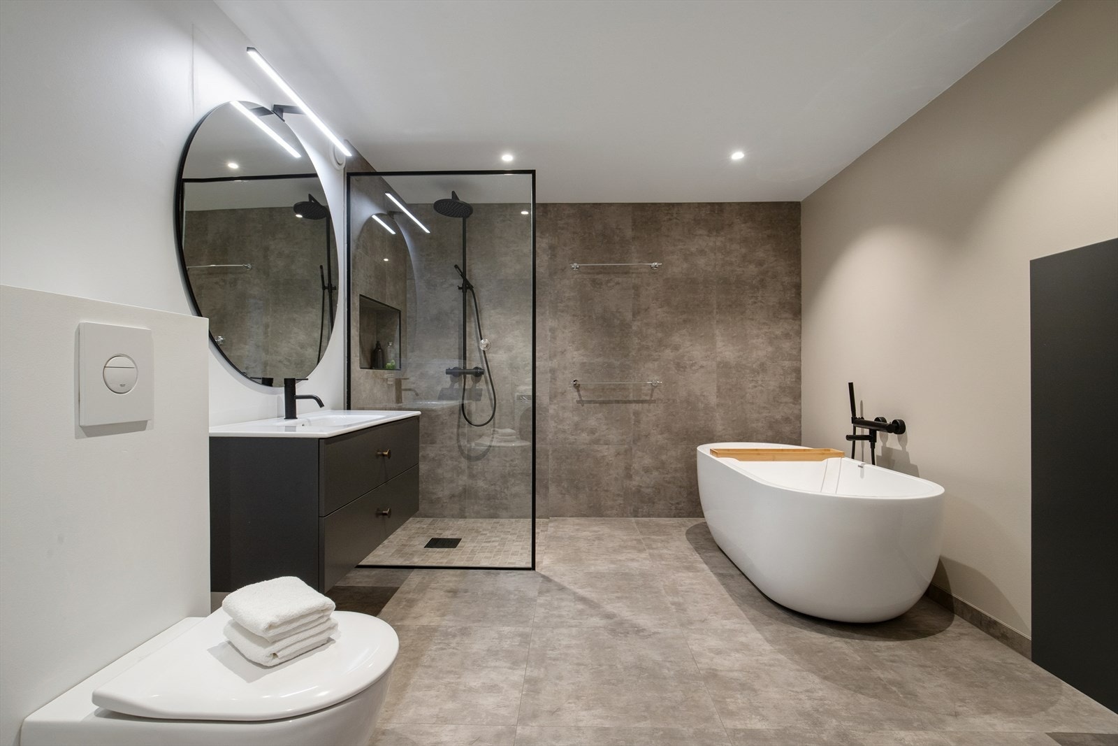 Lekkert bad som ble modernisert i 2018. Rommet har flislagt gulv med elektriske varmekabler og kombinasjon av fliser og malte plater på veggene Galleribilde