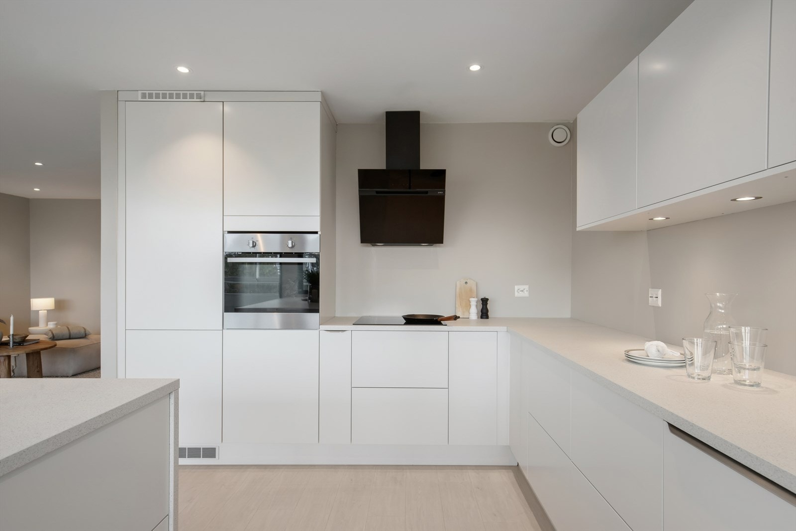 Kjøkkenet er godt utstyrt med integrert komfyr, koketopp, oppvaskmaskin samt kombinert kjøle- og fryseskap. Galleribilde