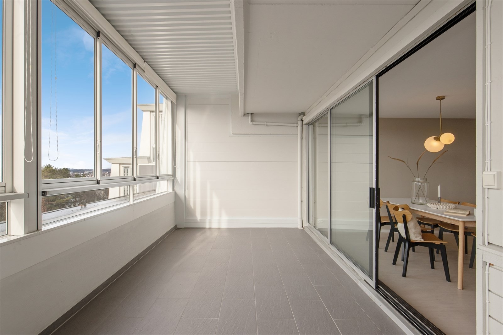 Det er også god plass til både sittegruppe og potteplanter. Galleribilde