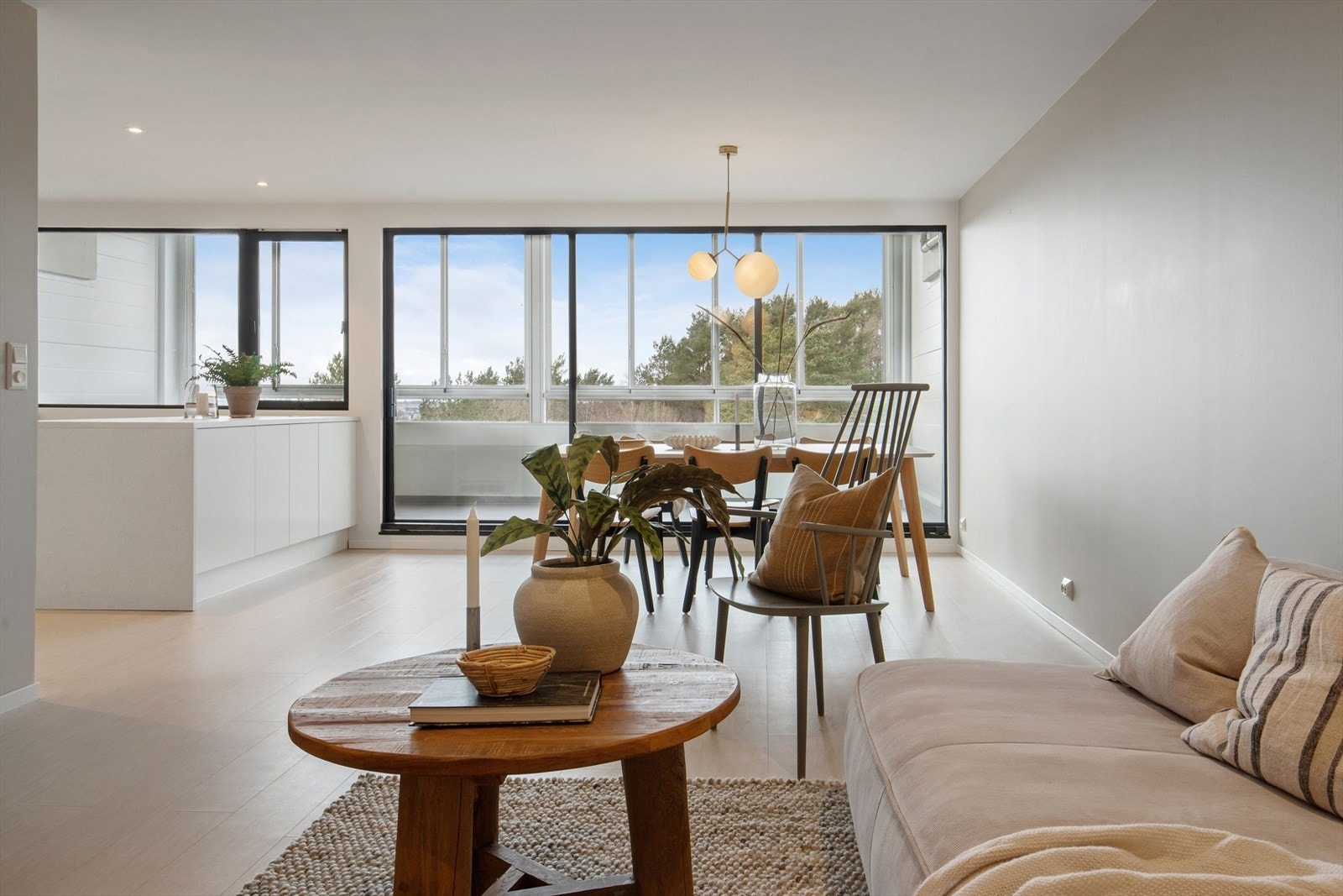 Dette er en lekker 3-roms leilighet som kan skilte med blant annet 19 kvm innglasset balkong med en nydelig utsikt! Galleribilde