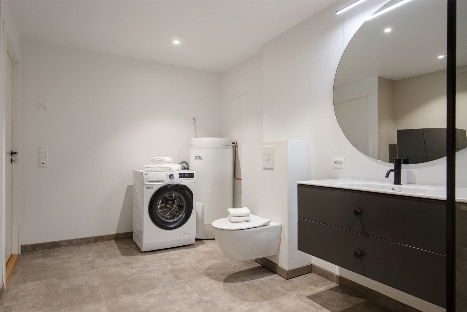 Det er mekanisk avtrekk tilkoblet felles ventilasjonssystem, samt luftespalte i døren for god luftsirkulasjon. Galleribilde