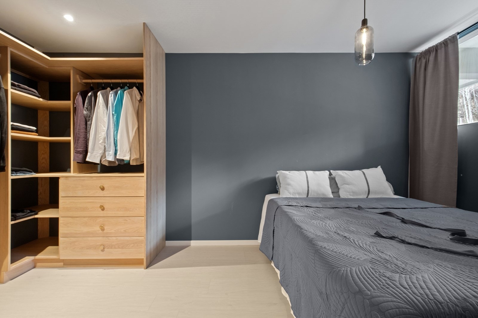 Boligen har til sammen 2 soverom. Hovedsoverommet har walk-in closet og god plass til dobbeltseng. Galleribilde