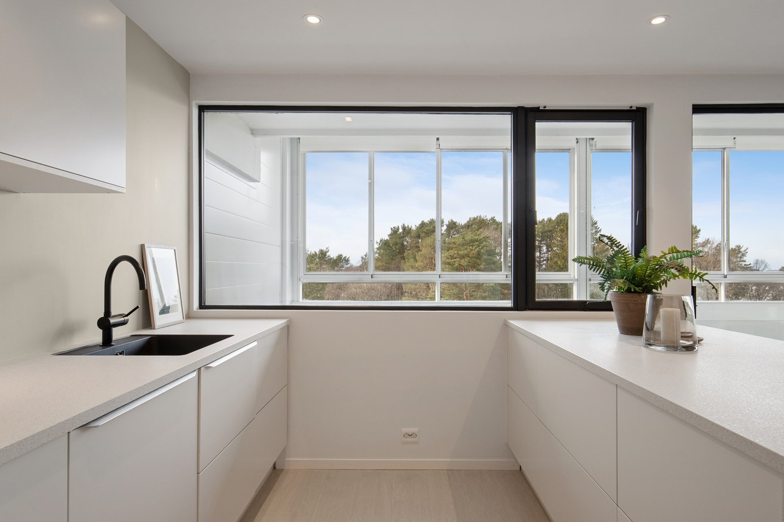 Innredningen består av glatte, moderne fronter og benkeplate i laminat. Galleribilde