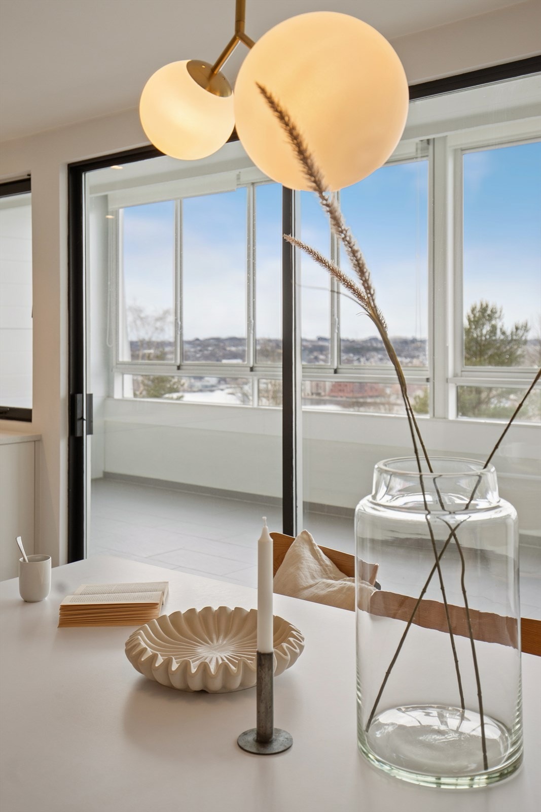 Fra stuen er det også direkte adkomst til en 19 kvm innglasset balkong med en lekker utsikt. Galleribilde