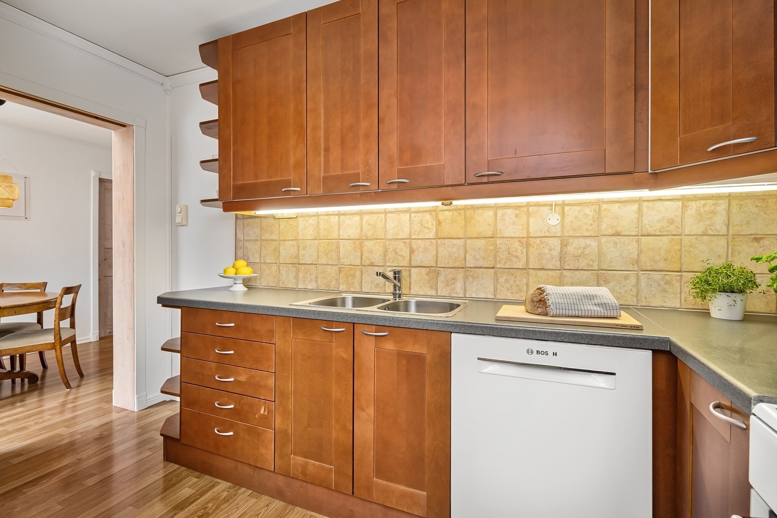 Kjøkkenet er også innredet med dobbel oppvaskkum og opplegg for oppvaskmaskin. Galleribilde