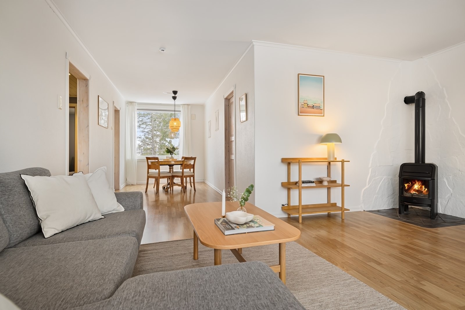 Fra hoveddelen av stuen kommer man videre til spisestuen. Galleribilde