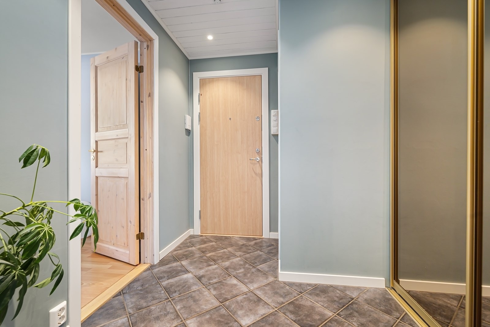 Det første som møter deg i leiligheten er en romslig og innbydende entré. Galleribilde