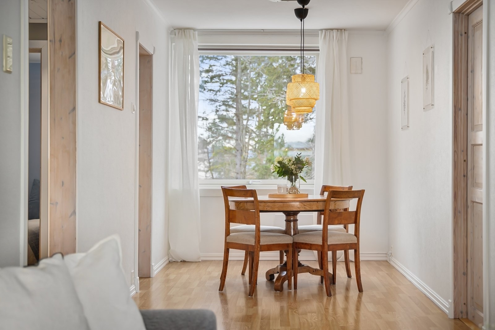 Denne ligger i tilknytning til kjøkkenet og har en egen, naturlig del av stuen. Galleribilde