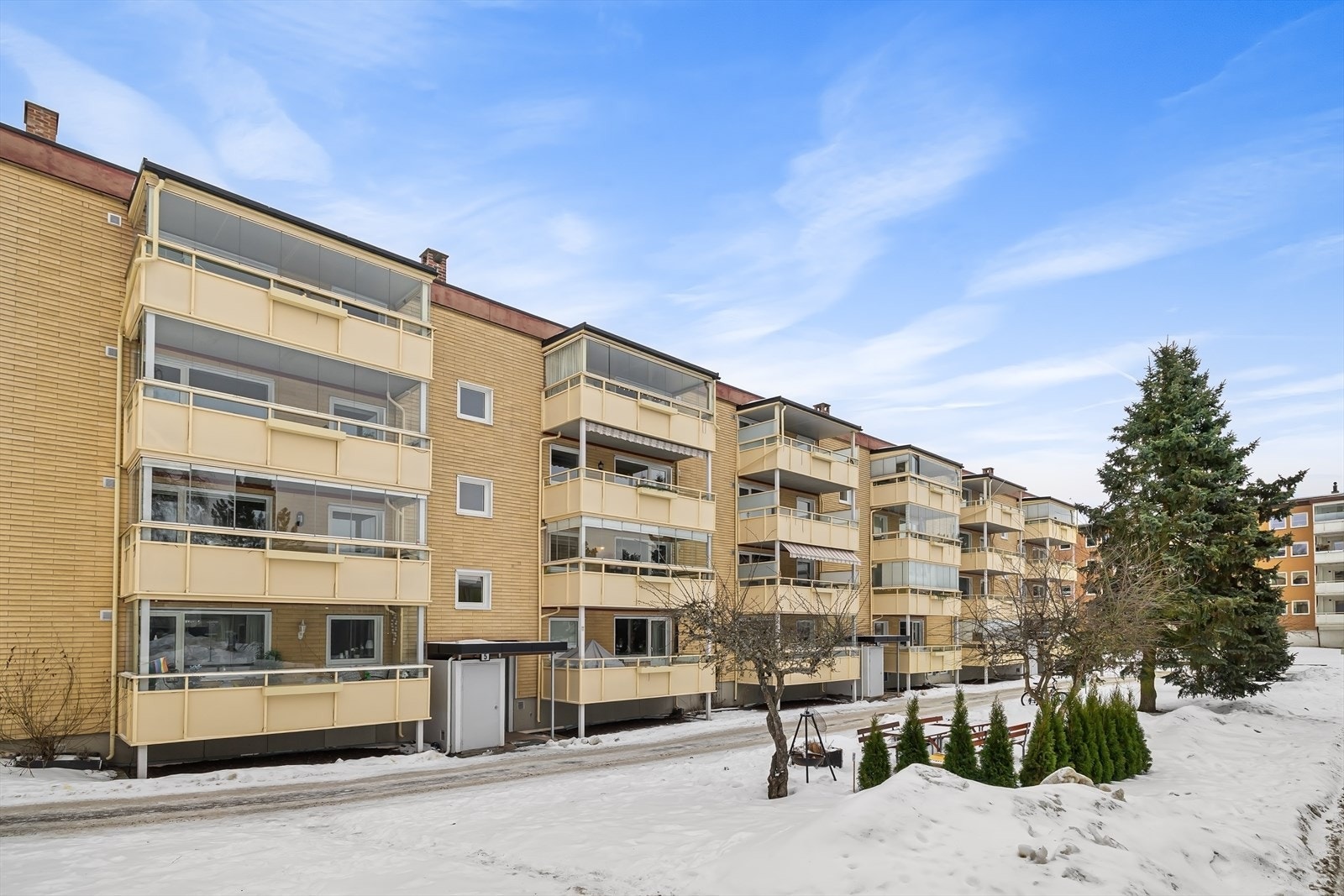 Leiligheten har en attraktiv beliggenhet i et veletablert og populært boligområde på Oppsal. Området er barnevennlig og byr på store fellesarealer og lekeplasser, samtidig som det er kort vei til skoler og barnehager. Galleribilde