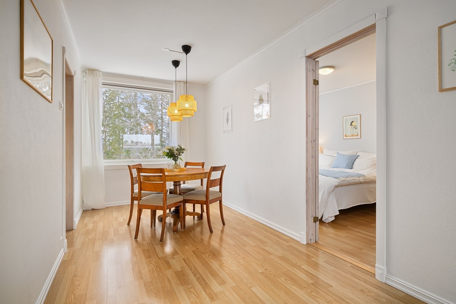 Videre fra kjøkkenet og gjennom spisestuen kommer man til hovedsoverommet. Galleribilde