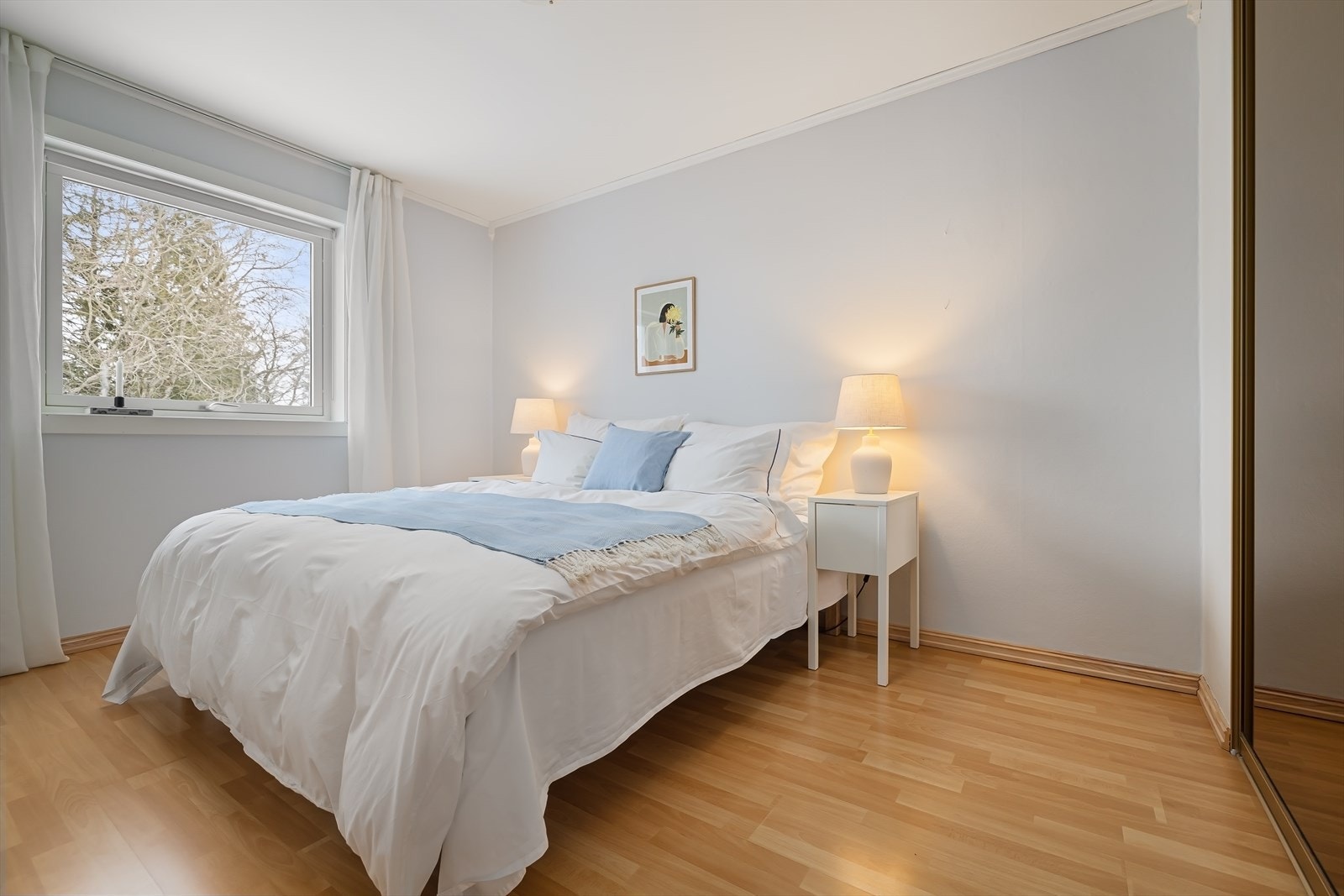 Hovedsoverommet er av god størrelse med plass til dobbeltseng, nattbord og annen ønskelig innredning. Galleribilde