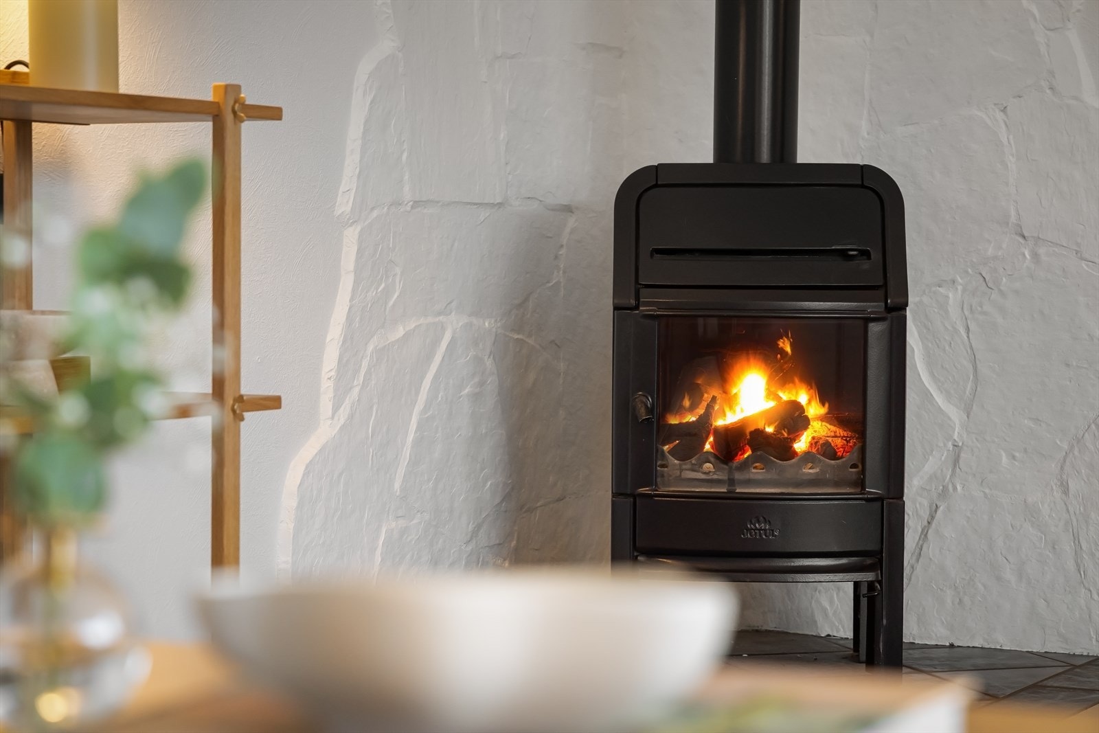 I stuen har leiligheten en vedovn som gir en lun og innbydende atmosfære. Galleribilde