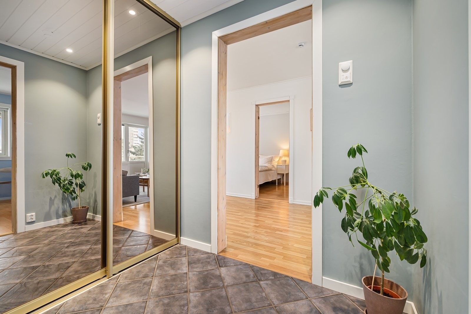 Her er det praktiske fliser på gulvet, og skyvedørsgarderobe som gir rikelig med plass til oppbevaring av ytterklær og sko. Galleribilde