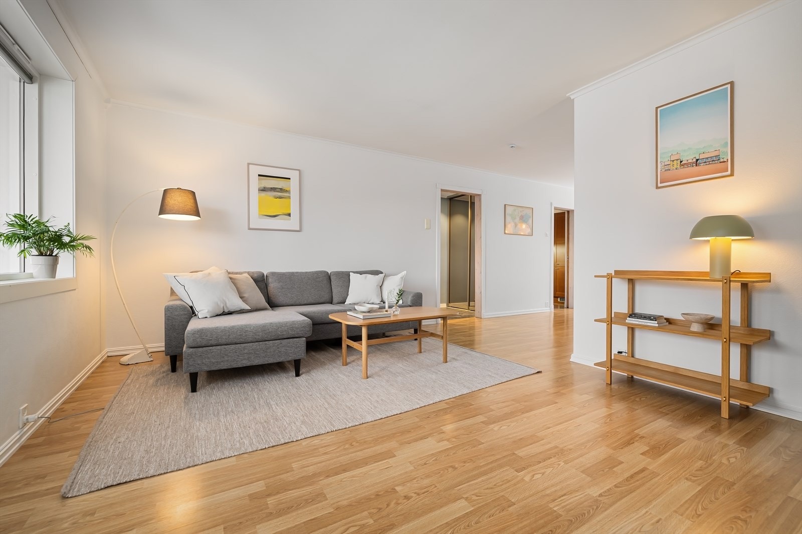 Leiligheten er lys og innbydende med gjennomgående planløsning og store vindusflater som gir rikelig med naturlig lys. Galleribilde