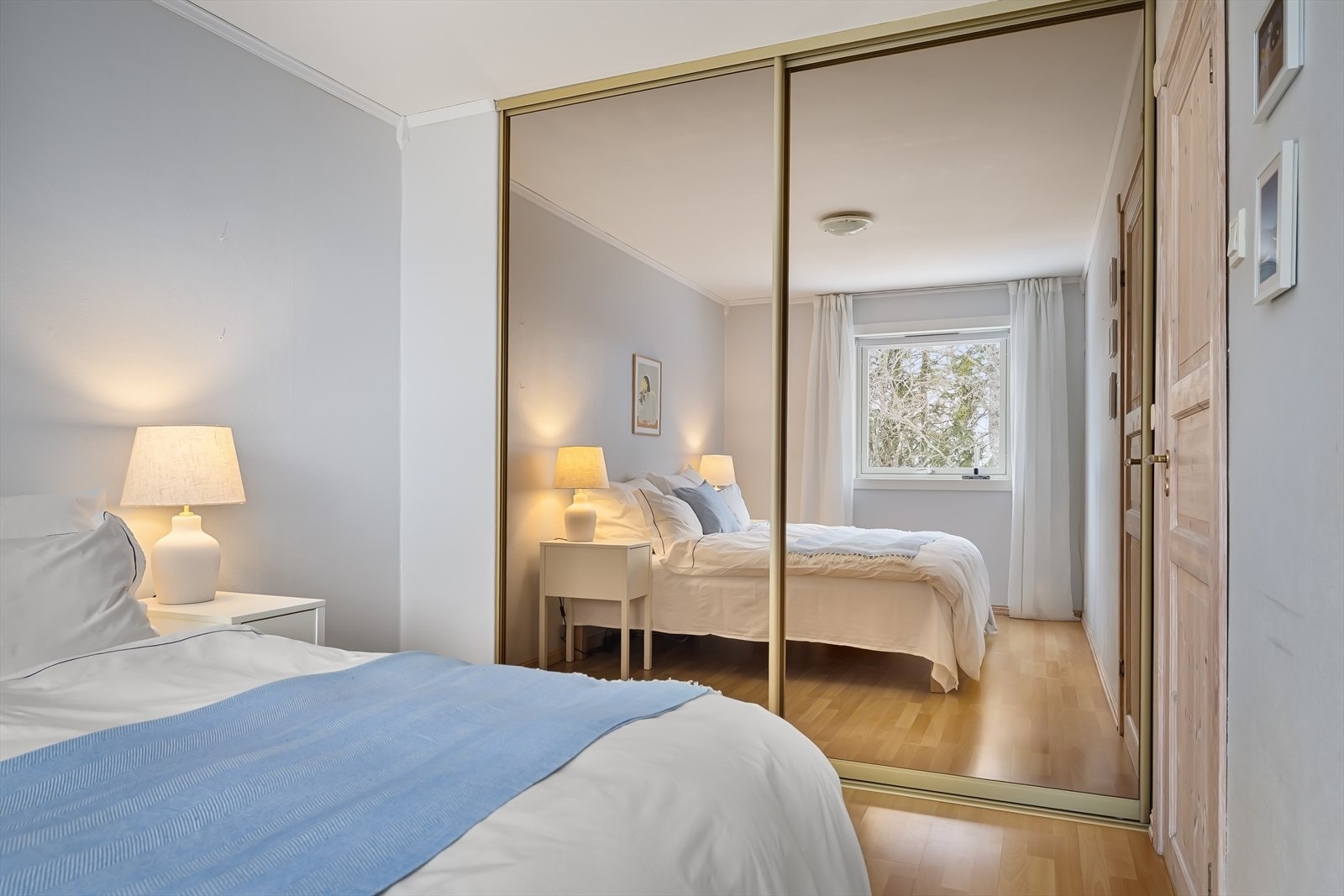 Hovedsoverommet er også innredet med innbygd skyvedørsgarderobe. Galleribilde