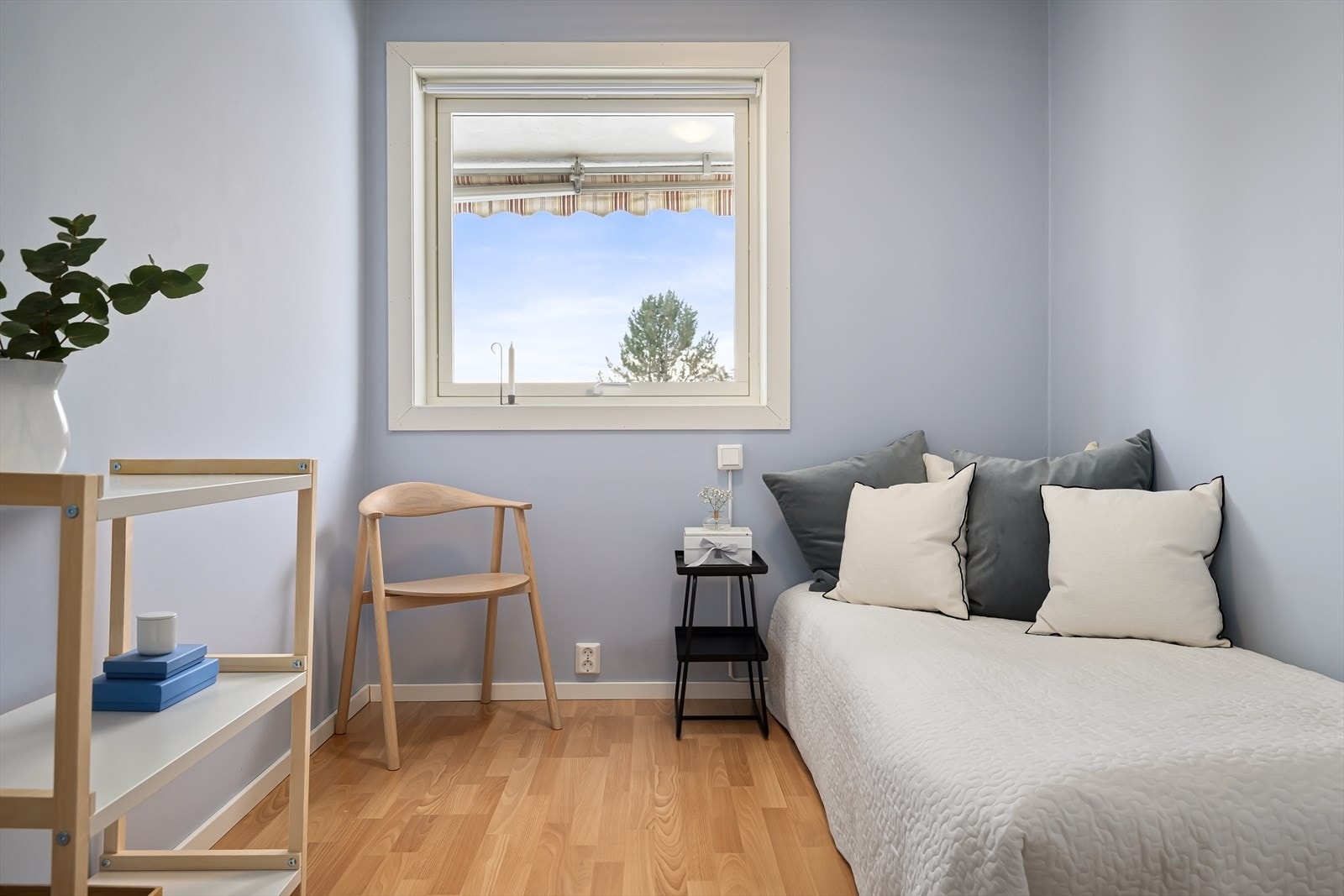 Rommet passer perfekt som enten gjesterom, barnerom eller kontor. Galleribilde