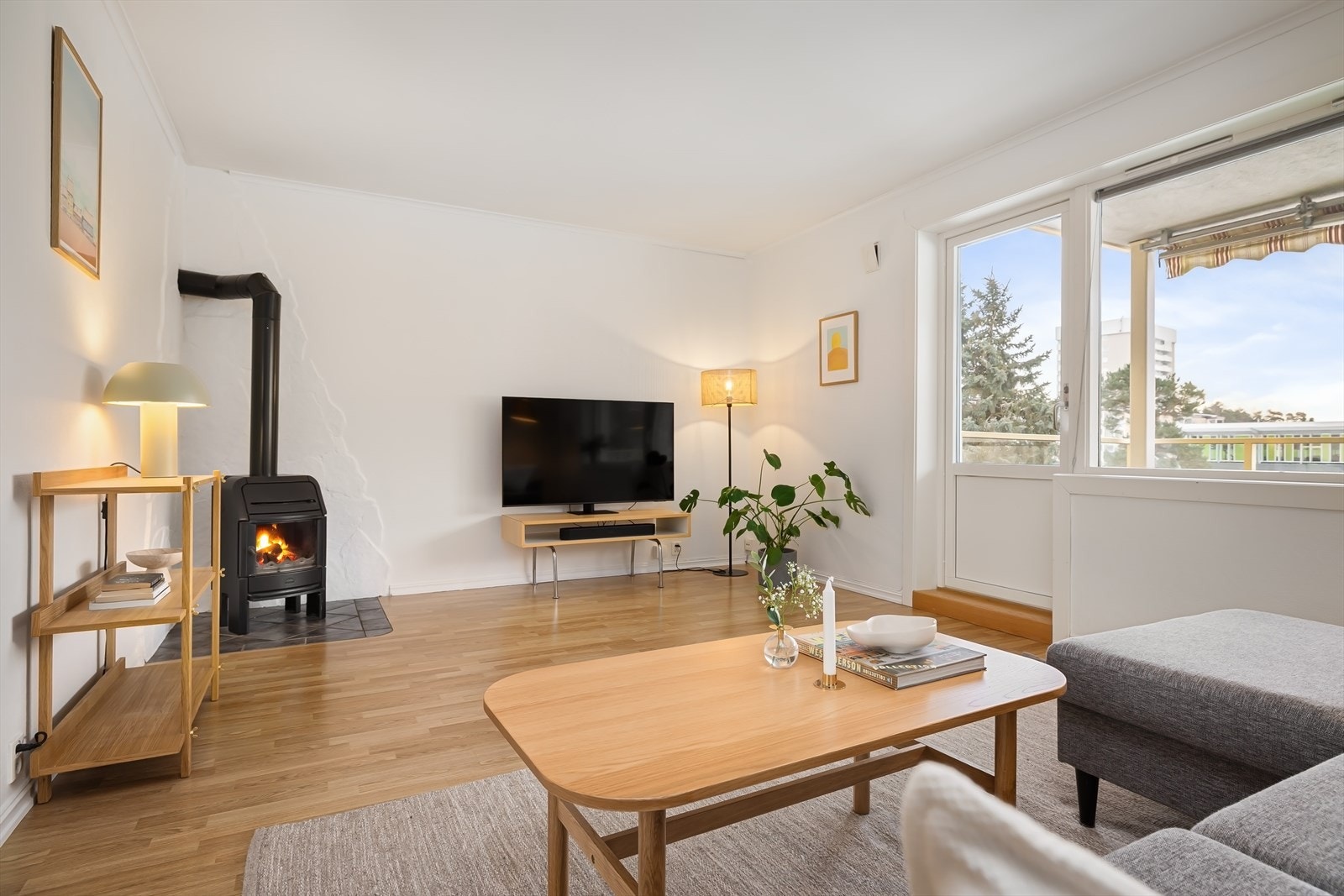 Stuen er romslig og innredes naturlig i flere soner med god plass til sofagruppe og spisestue. Galleribilde