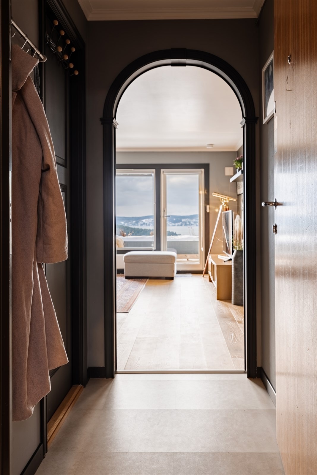 Fra entreen åpner leiligheten seg opp mot stuen og den flotte utsikten. Galleribilde