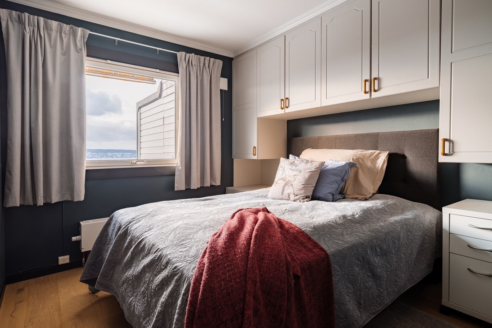 Soverommet har en plassbygget skapløsning som gir rikelig med oppbevaringsplass. Galleribilde