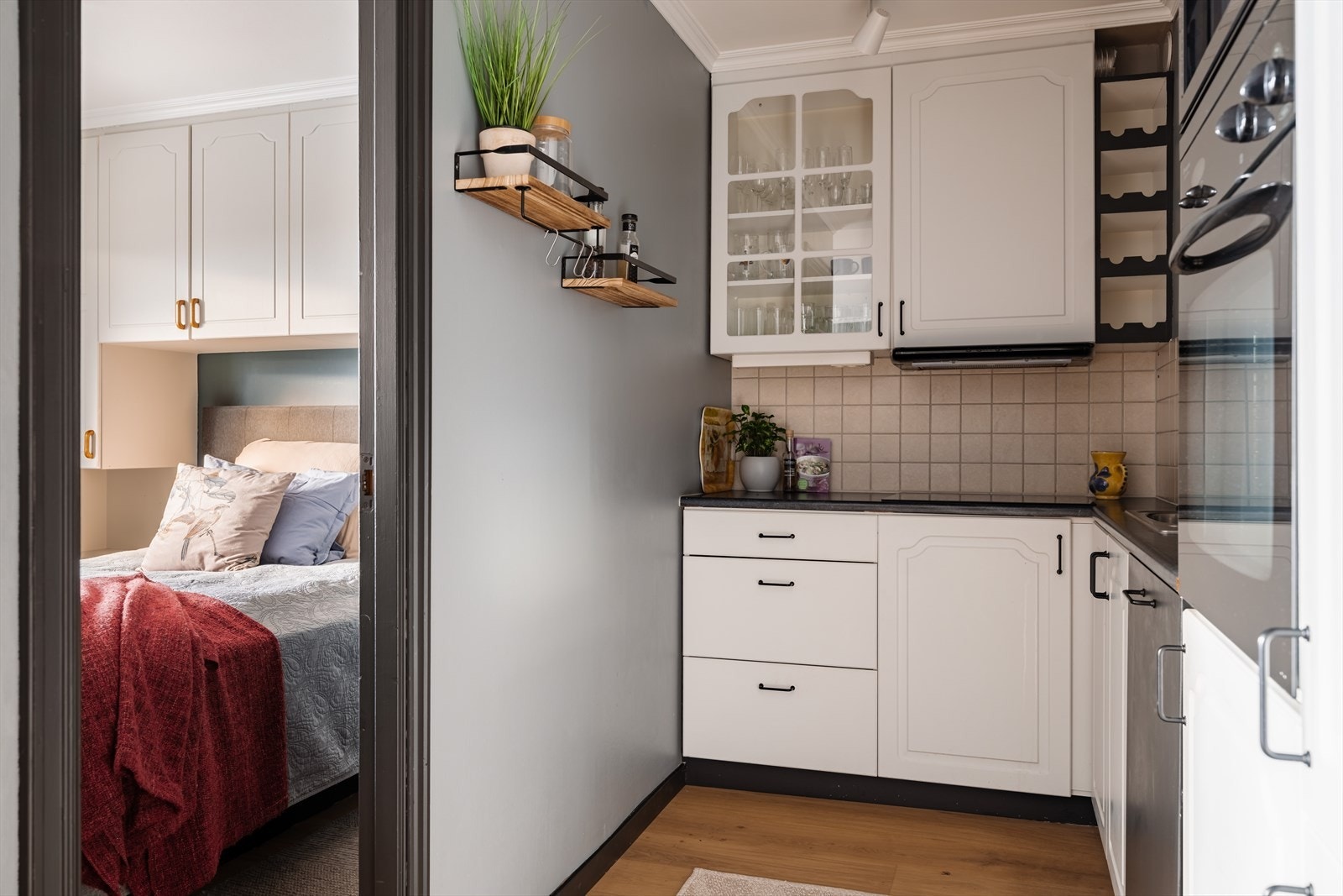 Kjøkkenet har slitesterkt laminatgulv og god arbeidsplass på en laminatbenkeplate. Galleribilde