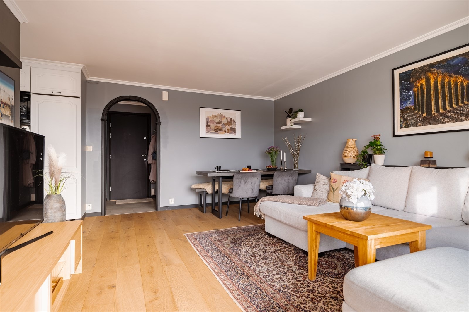 Den åpne løsningen gir en god romfølelse og fin flyt mellom sonene. Galleribilde