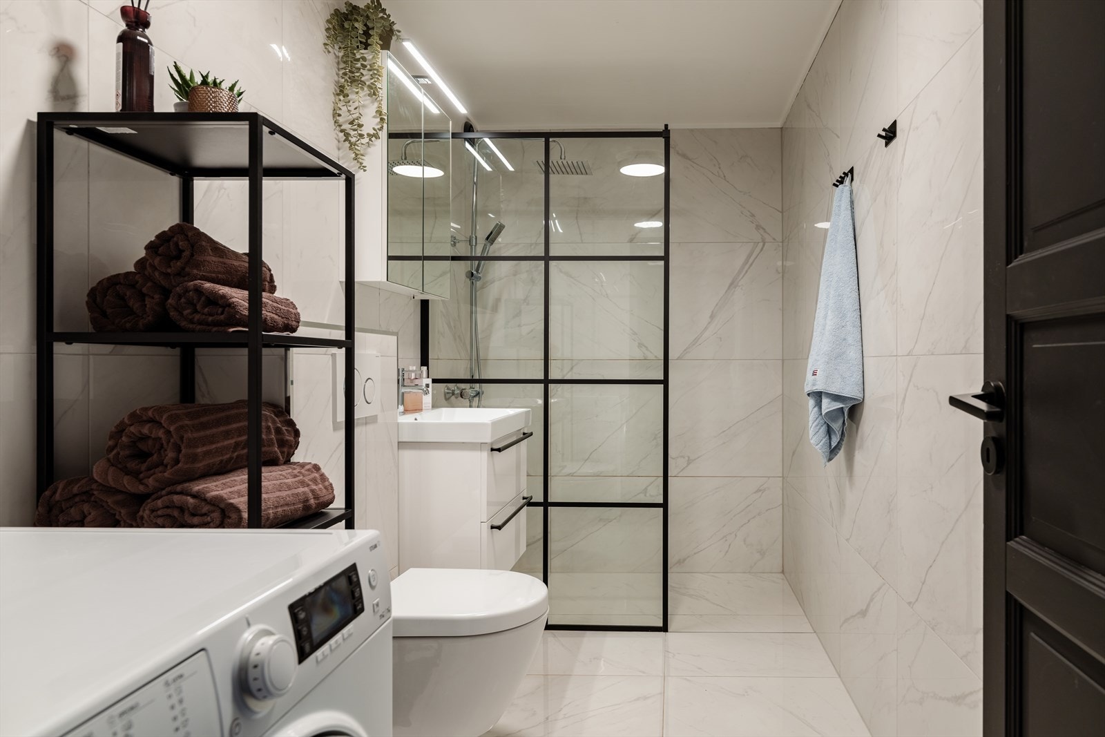 Badet ble renovert i 2021, med store 60x60 cm fliser og varme i gulvet. Galleribilde