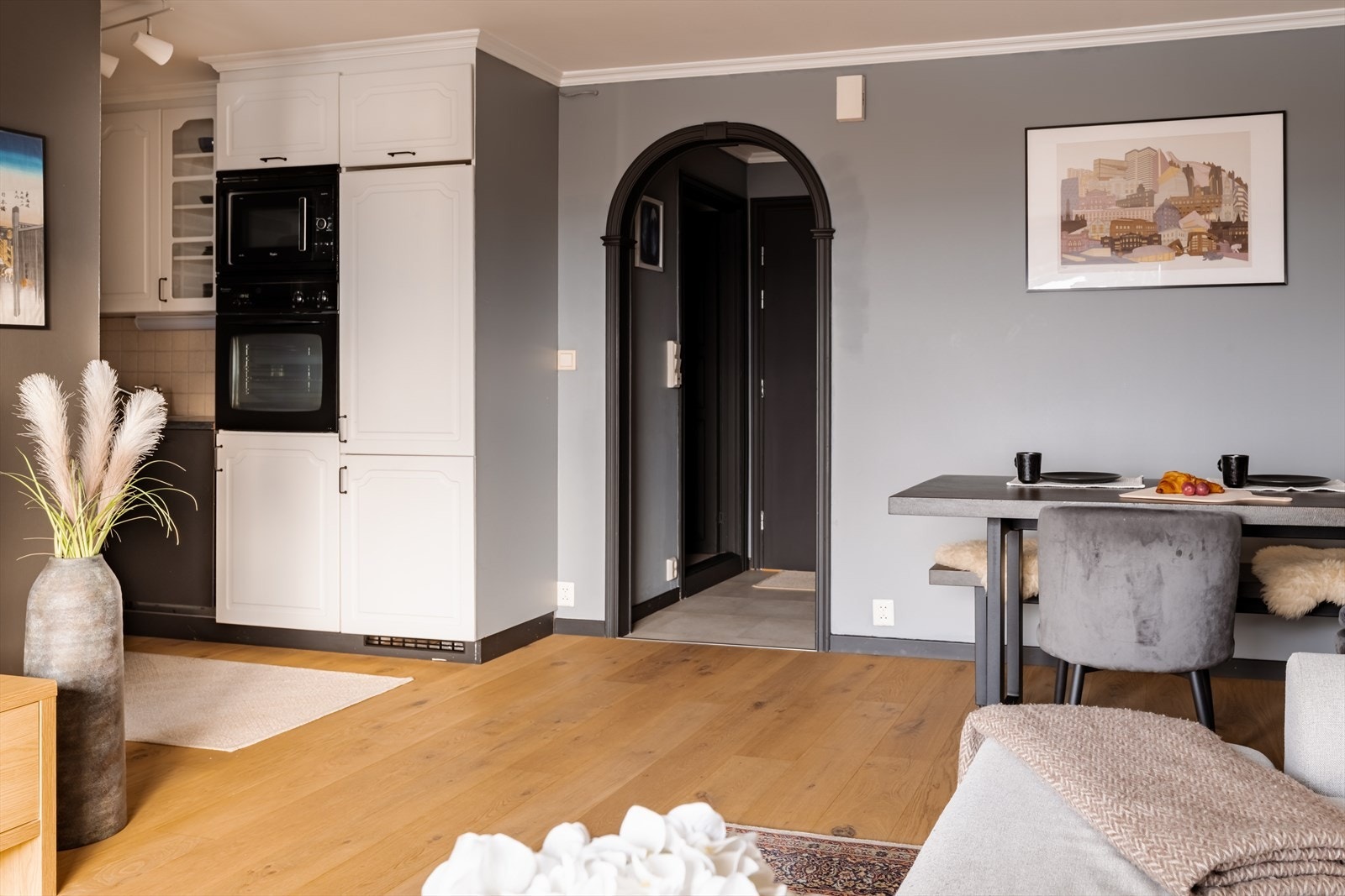 Fra stuen er det en praktisk og åpen forbindelse til kjøkkenet. Galleribilde