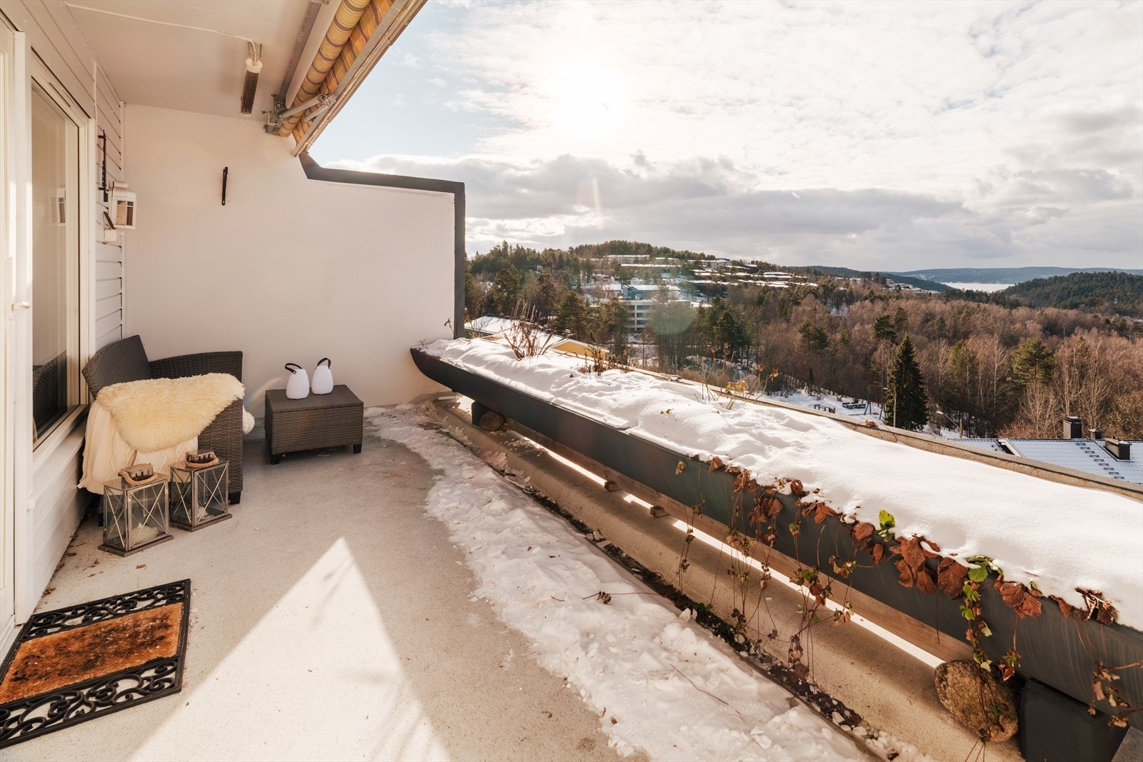 Balkongen er utstyrt med terrassevarmer i taket. Galleribilde