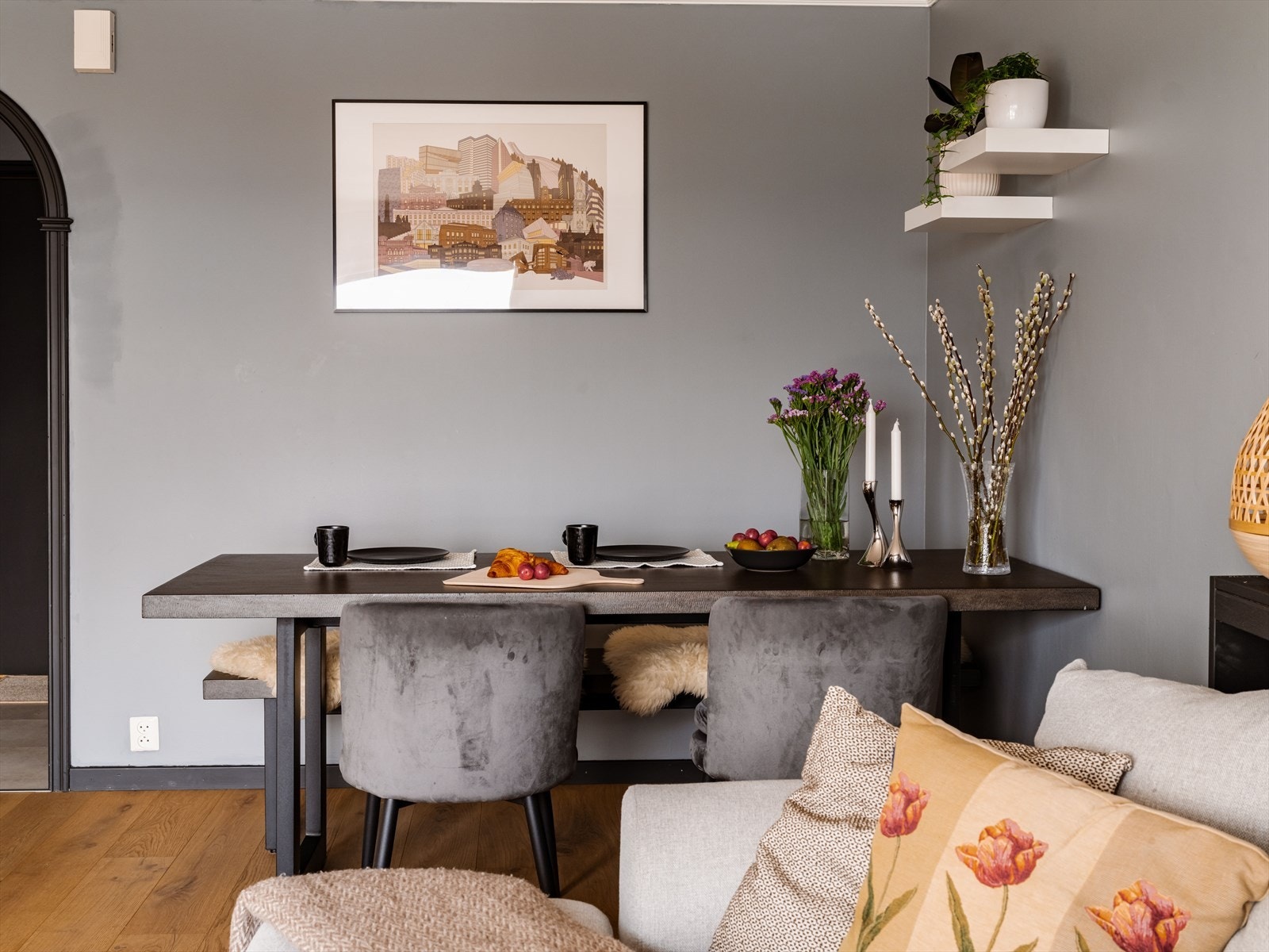 Stuen har en naturlig sone for en hyggelig spiseplass. Galleribilde