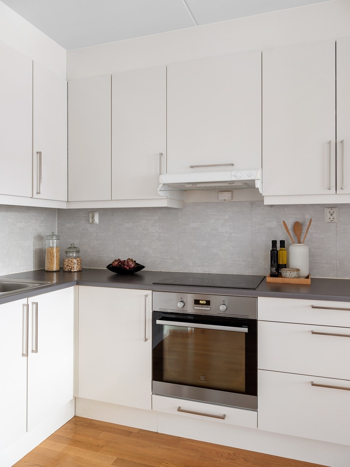 Det er integrerte hvitevarer, herav oppvaskmaskin, ovn, og kjøle-/fryseskap Galleribilde