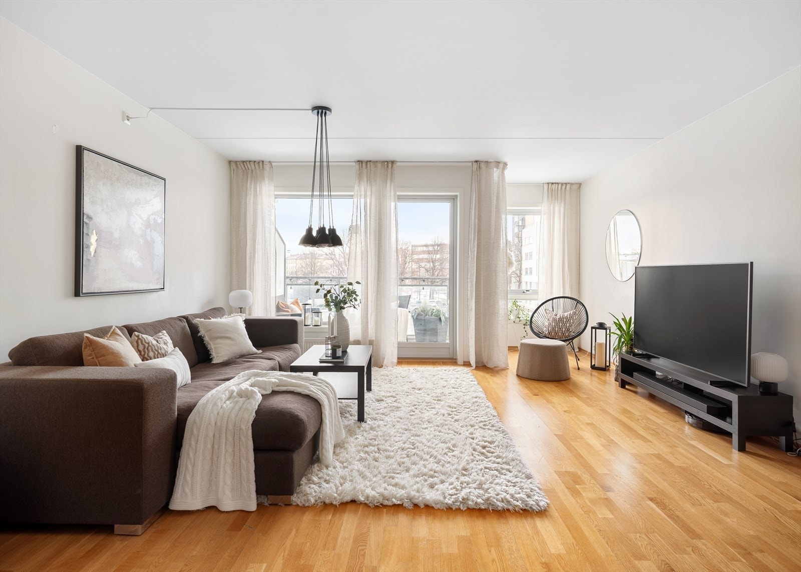 Store vindusflater gir rikelig med naturlig lys og en behagelig romfølelse gjennom hele dagen Galleribilde