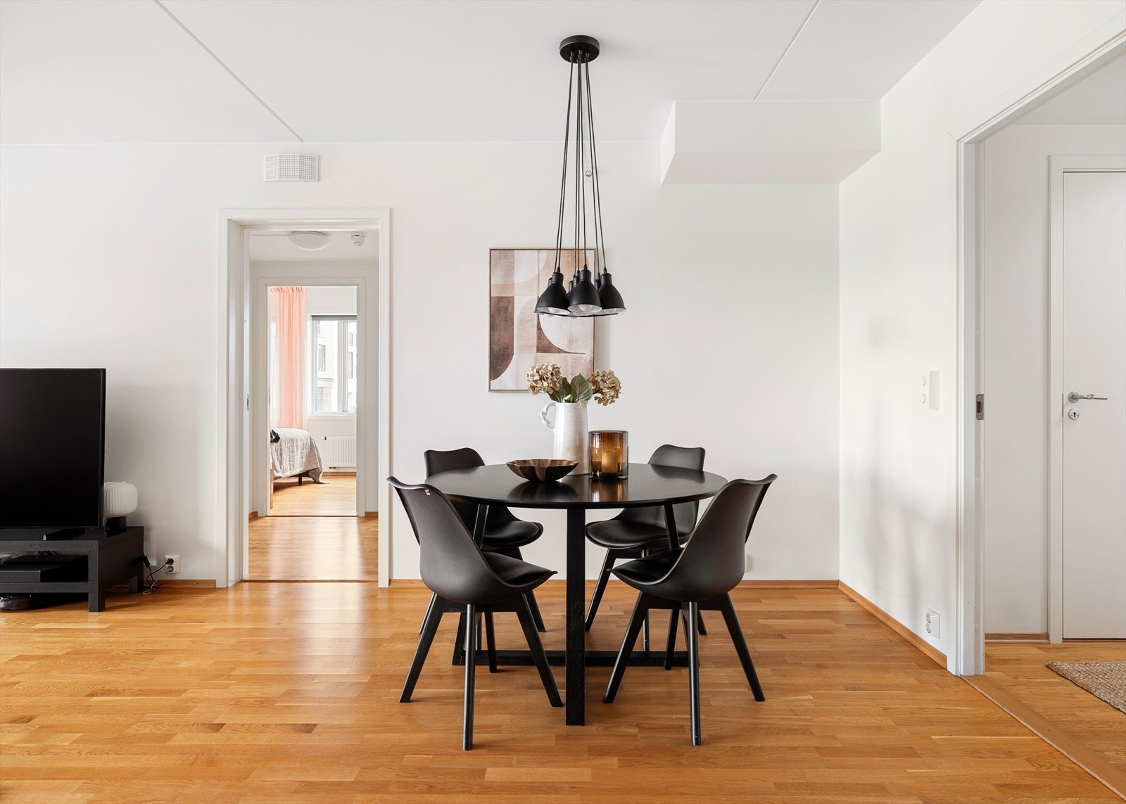 Rommet har plass til en hyggelig spisegruppe Galleribilde