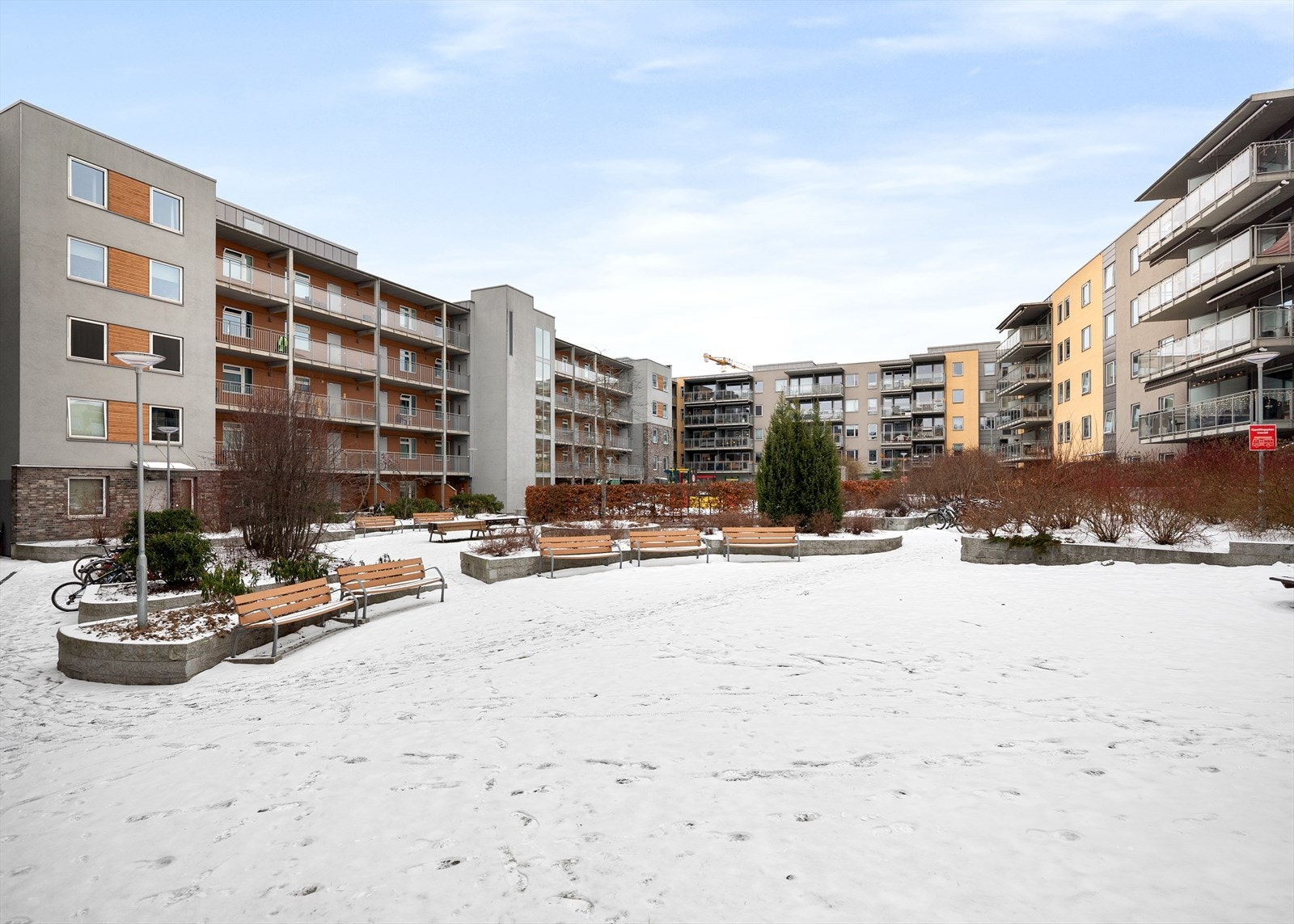 Fellesområdene mellom blokkene har sittegrupper og lekeapparater for barn Galleribilde