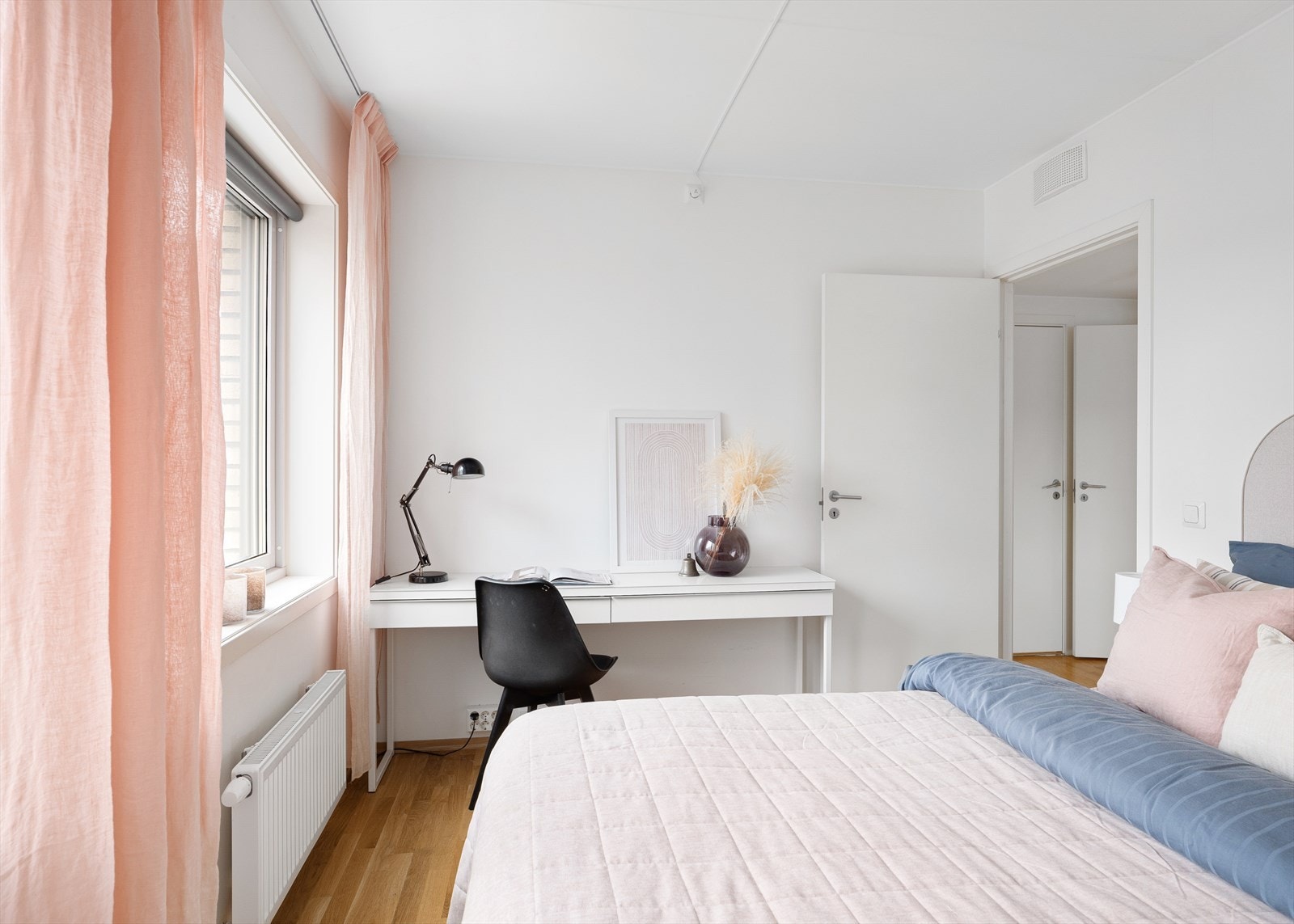 Det er plass til skrivebord, noe som gir fine muligheter for å etablere en hjemmekontorplass Galleribilde