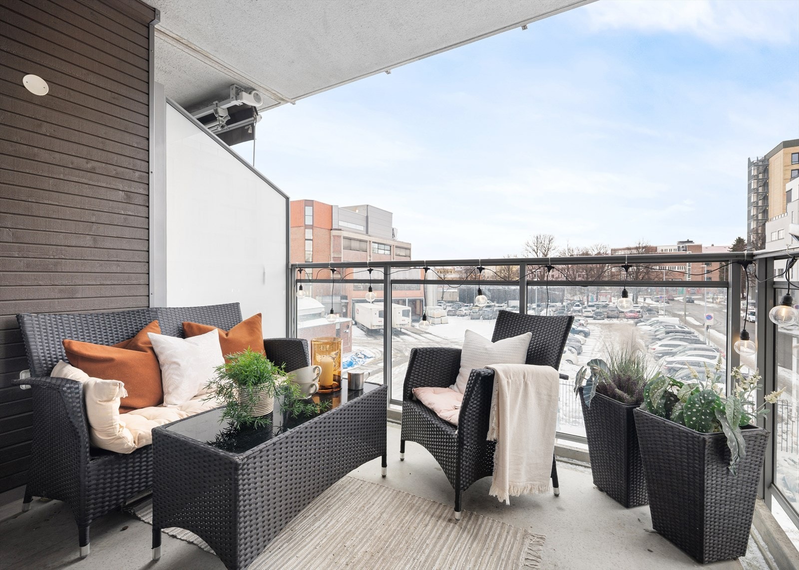 En lys hjørneleilighet med balkong og sentral beliggenhet Galleribilde