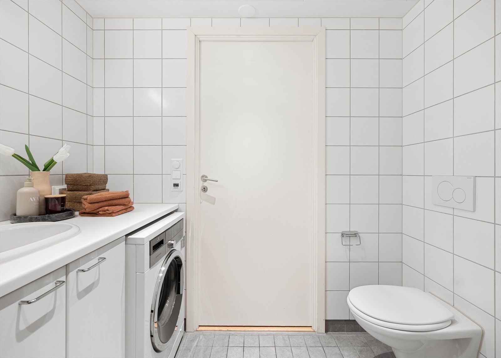 Gulvet har elektriske varmekabler og downlights i himling Galleribilde