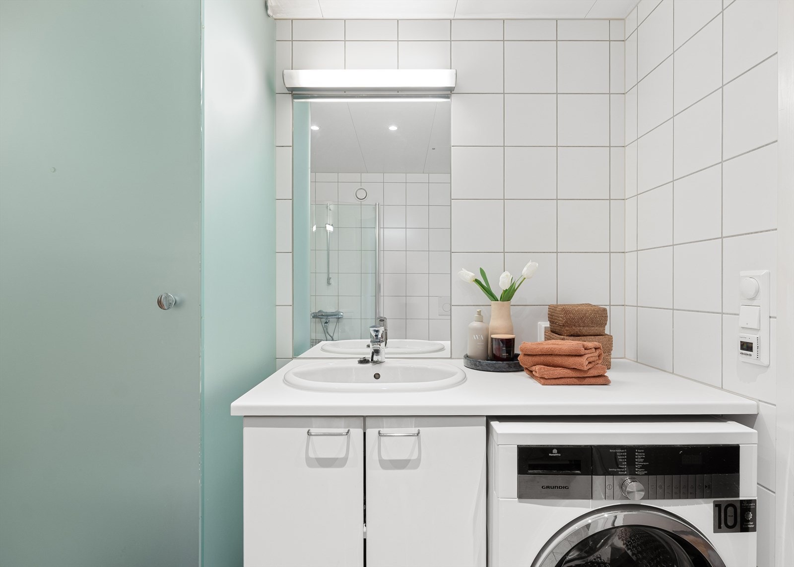 Servantinnredningen har skuffer som gir gode oppbevaringsmuligheter, og det er tilrettelagt med opplegg for vaskemaskin Galleribilde