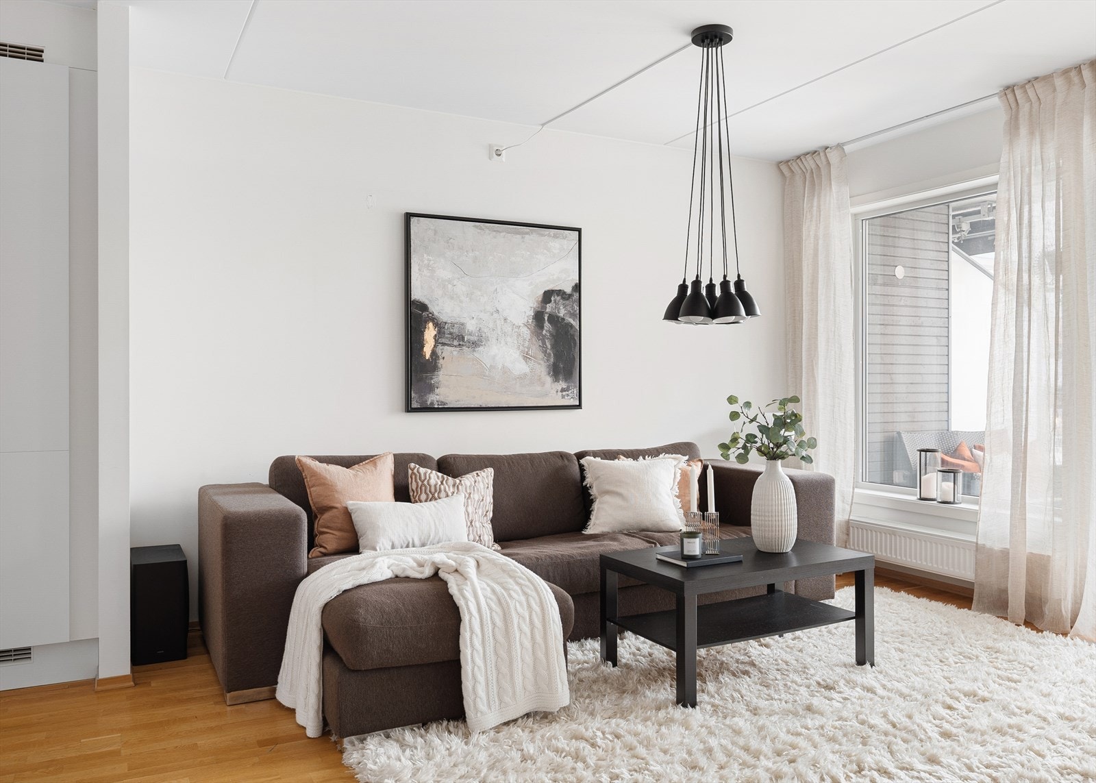 Stor, luftig og åpen stue med god plass til både hverdagsliv og sosiale sammenkomster Galleribilde