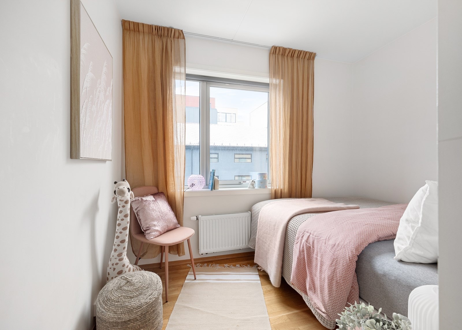 Soverom 3 har og plass til seng og tilhørende nattbord - rommet kan og benyttes som barnerom eller kontor Galleribilde